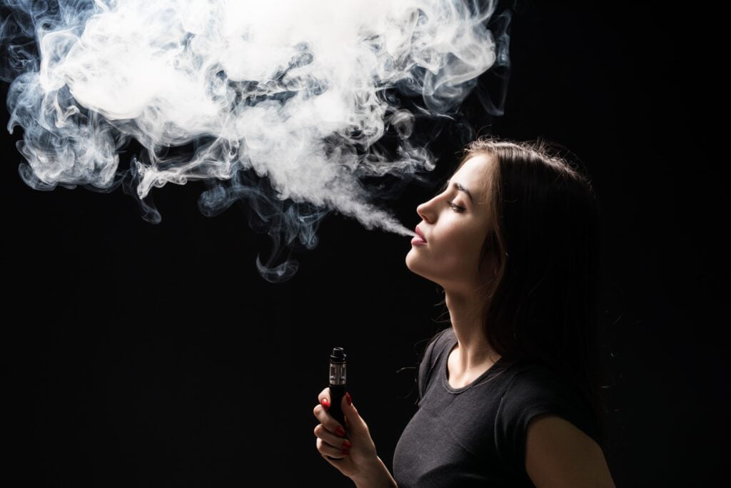 adolecente fumando vaper vapeo Efectos del vapeo en la salud cerebral