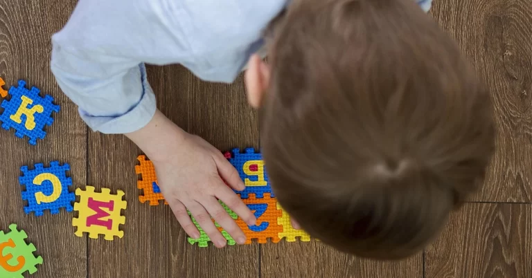 El autismo, científicamente conocido como el Trastorno del Espectro del Autismo (TEA), es un grupo de características del desarrollo y comportamientos que influyen en las habilidades de los niños, con una presentación de síntomas desde edades tempranas. El autismo afecta las habilidades para comunicar, la interacción social y recíproca, así como, comportamientos que son repetitivos.
